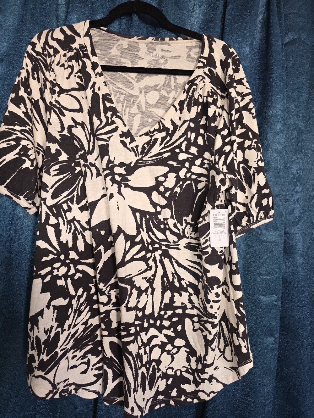torrid Black & Cream V-Neck Floral Tunic